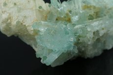 Aquamarin auf Feldspat