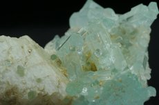 Aquamarin auf Feldspat