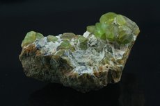 Peridot im Muttergestein