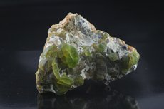 Peridot im Muttergestein