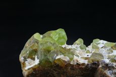 Peridot im Muttergestein