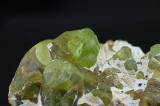 Peridot im Muttergestein