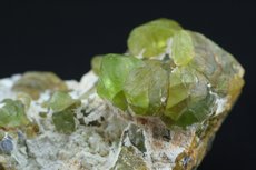 Peridot im Muttergestein