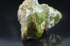 Peridot im Muttergestein