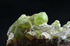 Peridot im Muttergestein