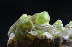 Peridot im Muttergestein