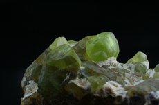 Peridot im Muttergestein