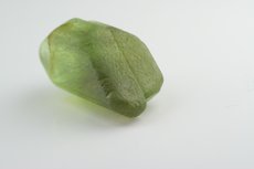 Peridot m. Ludwigit Einschlüssen