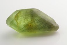 Peridot m. Ludwigit Einschlüssen