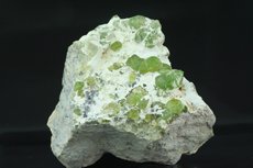 Peridot Kristalle mit Magnetit in Matrix