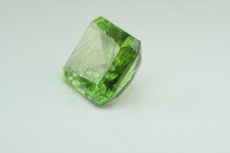 Großer Facettierter Peridot m. Ludwigit Einschlüsse