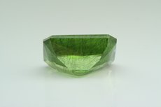 Großer Facettierter Peridot m. Ludwigit Einschlüsse