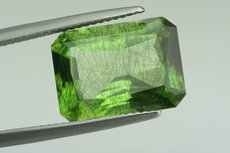 Großer Facettierter Peridot m. Ludwigit Einschlüsse