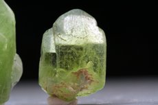 Peridot Kristalle mit Ludwigit Einschlüssen