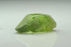 Peridot Kristalle mit Ludwigit Einschlüssen