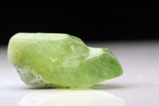 Peridot Kristalle mit Ludwigit Einschlüssen