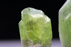 Peridot Kristalle mit Ludwigit Einschlüssen