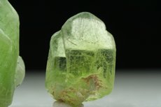 Peridot Kristalle mit Ludwigit Einschlüssen