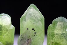 Peridot Kristalle mit Ludwigit Einschlüssen