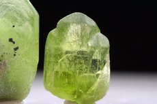 Peridot Kristalle mit Ludwigit Einschlüssen