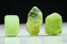 Peridot Kristalle mit Ludwigit Einschlüssen