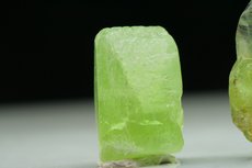 Peridot Kristalle mit Ludwigit Einschlüssen