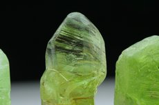 Peridot Kristalle mit Ludwigit Einschlüssen