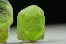 Peridot Kristalle mit Ludwigit Einschlüssen