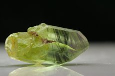 Peridot Kristalle mit Ludwigit Einschlüssen