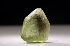 Peridot Kristall mit Ludwigit Einschlüssen