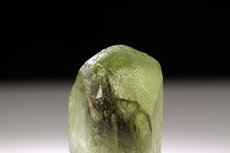 Peridot Kristall mit Ludwigit Einschlüssen