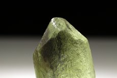 Peridot Kristall mit Ludwigit Einschlüssen