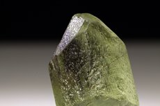 Peridot Kristall mit Ludwigit Einschlüssen