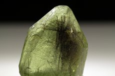 Peridot Kristall mit Ludwigit Einschlüssen