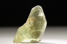 Peridot Kristall mit Ludwigit Einschlüssen