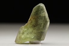 Peridot Kristall mit Ludwigit Einschlüssen