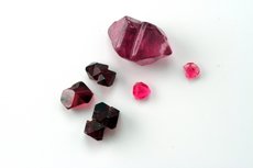 スピネル (Spinel)