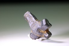 Schön auskristallisierter Zirkonolith Kristall