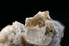 Phenakit Kristall auf Rauchquartz und Mikroklin