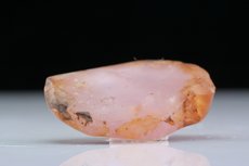Pinkfarbiger Taaffeit Kristall poliert