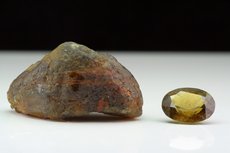 Großer Sinhalit Kristall (43,07 cts.)  & Geschliffen (3,1 cts)