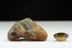 Großer Sinhalit Kristall (43,07 cts.)  & Geschliffen (3,1 cts)