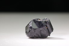 Scharf auskristallisierter Serendibit Kristall 
