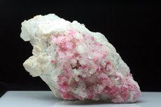 Pinkfarbige Turmaline auf Feldspat