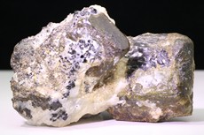 Dunilit Kristalle mit Spinell in Kalzit