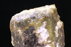 Dunilit Kristalle mit Spinell in Kalzit