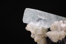 TOP Aquamarin Doppelender Kristall auf Schorl / Albit /Granat