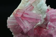 Pinkfarbige Turmaline in Matrix