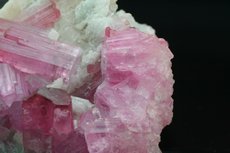 Pinkfarbige Turmaline in Matrix