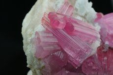 Pinkfarbige Turmaline in Matrix